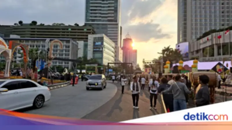 Warga Antusias Padati Bundaran HI Sambut Jakarta Bedug Kolosal Malam Takbiran
