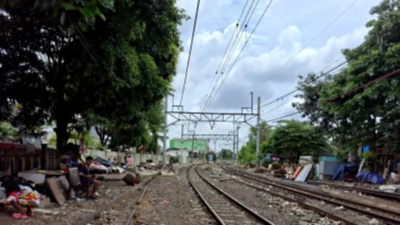 Warga Bantaran Rel Senen Digusur: Malam Tak Tidur, Pagi Kehilangan Rumah