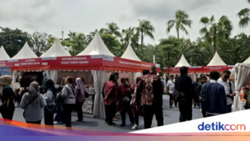 Warga Borong Mukena dan Kuliner di Bazar Ramadan Balai Kota Jakarta