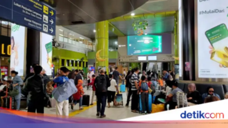 Warga Cerita Perjuangan Dapat Tiket Mudik Lebaran di Stasiun Gambir