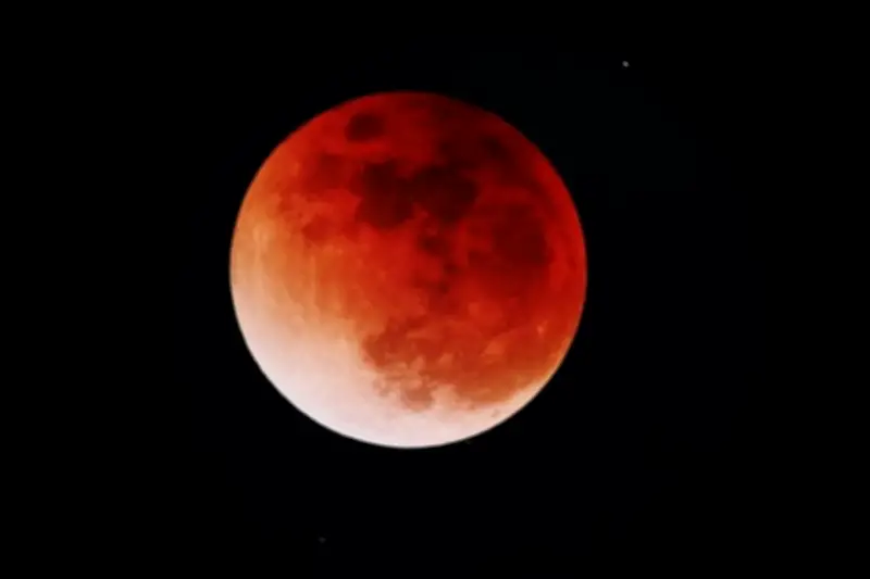 Warga Jabar Saksikan Puncak Gerhana Bulan Total 3 Maret 2026