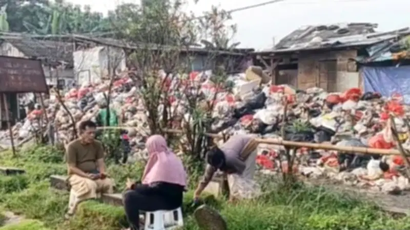 Warga Jaktim Keluhkan Bau Menyengat dan Jalan Becek Akibat Tumpukan Sampah di TPS Rawadas
