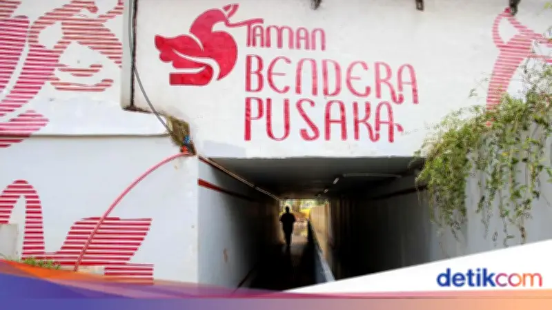 Warga Ramai Piknik Bawa Tikar dan Kue Lebaran di Taman Bendera Pusaka