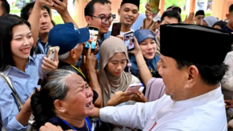 Warga Rela Datang Subuh Demi Bertemu Prabowo di Open House Lebaran Istana