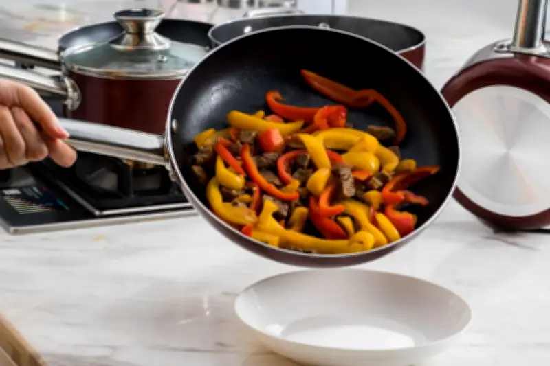 Waspada! 5 Jenis Makanan Ini Tidak Cocok Dimasak di Wajan Antilengket