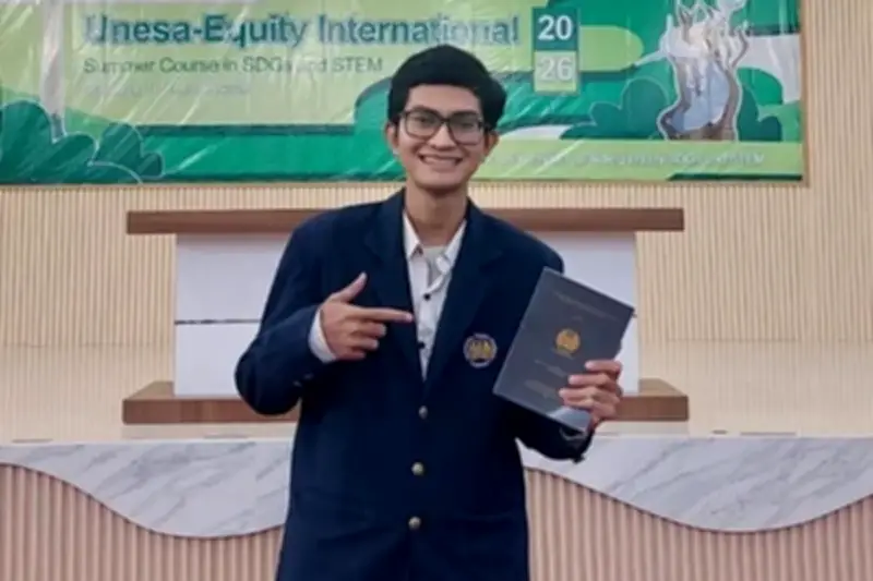 Zain, dari Kewalahan ke Wisudawan Terbaik UNESA 2026 dengan IPK 3,98