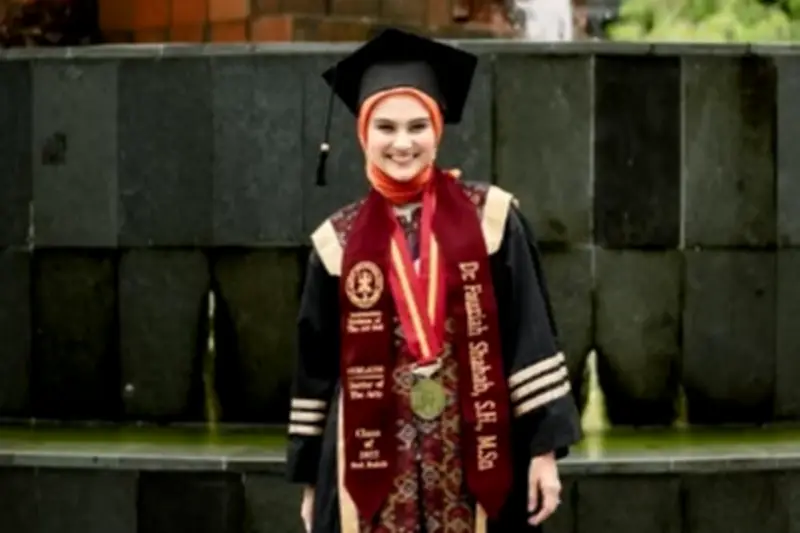 Zee Zee Shahab Raih Gelar Doktor Cumlaude dari ISI Bali dengan Disertasi Revitalisasi Sastra Betawi