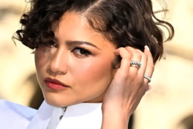 Zendaya Kenakan Cincin Emas Tipis di Jari Manis Kiri di Paris Fashion Week