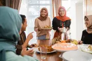 5 Ide Menu Potluck Praktis untuk Buka Bersama yang Lebih Seru