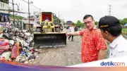 Anggota DPRD DKI Turun Langsung Atasi Gunungan Sampah di Tambora, Jakarta Barat