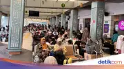 Arus Balik di Stasiun Senen, Pemudik Bawa Camilan Daerah Berkardus-kardus