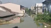 Banjir 2 Meter Rendam Tangerang, Warga Mengungsi dan Pasrah