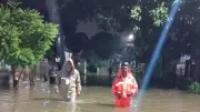 Banjir Rendam Permukiman di Tangsel, Tim Gabungan Evakuasi Warga dengan Perahu Karet