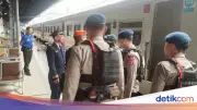 Brimob Polda Metro Jaya Patroli Stasiun Pasar Senen untuk Keamanan Mudik Lebaran
