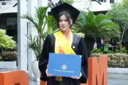 Cynthia Lulus Cumlaude di UGM Meski Orang Tua Hanya Lulusan SD