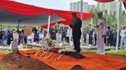 Eks Menhan Juwono Sudarsono Dimakamkan dengan Upacara Militer di TMP Kalibata