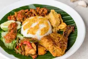 Gaya Makan Nasi Padang Unik Chef Renatta, Dicocol dengan Roti Prancis