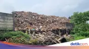 Gunungan Sampah Pasar Kramat Jati Jebolkan Tembok, Warga Keluhkan Bau Menyengat