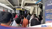Hari Pertama Imbauan WFA, Stasiun Sudirman Tetap Ramai dengan Penumpang