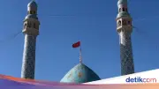 Iran Kibarkan Bendera Merah di Masjid Suci Usai Kematian Ayatollah Khamenei