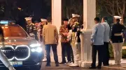 Jokowi dan Gibran Pulang Satu Mobil Usai Pertemuan 3,5 Jam dengan Prabowo di Istana