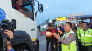 Kakorlantas Tegur Sopir Truk Sumbu Tiga di Tol Pejagan, Perintahkan Putar Balik