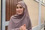 Keluarga Ayu Ting Ting Jadi Sorotan Usai Salat Idul Fitri di Depok