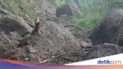 Longsor di Bukit Jepara, Jalan Utama Desa Tertutup Batu Raksasa