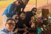 Mahalini dan Teman-Teman Bersihkan Makam Vidi Aldiano dengan Penuh Haru