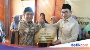 Menbud Fadli Zon Serahkan Bantuan untuk Korban Bencana di Cagar Budaya Surau Gadang