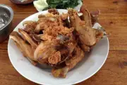 Menyelami Kelezatan Ayam Goreng Legendaris Wonogiri yang Tak Pernah Sepi Pengunjung
