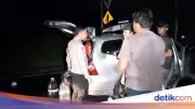 Mobil Mogok Tengah Malam, Polisi Antar Pulang Lansia dan Keluarga di Bogor