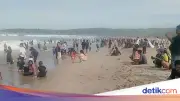 Pantai Sawarna Lebak Dibanjiri Wisatawan Lokal di H+3 Lebaran 2026