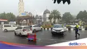 Polisi Putar Balik Mobil yang Nekat Terobos One Way di Puncak Bogor