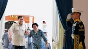 Prabowo dan Megawati Saling Gandeng Tangan dalam Silaturahmi di Istana Merdeka