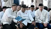 Presiden Prabowo dan Kasatgas Tito Salat Idulfitri Bersama Warga Huntara Aceh Tamiang