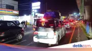 Puncak Mudik, Antrean Kendaraan di Pelabuhan Merak Meluber ke Jalur Arteri