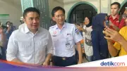 Seskab Tinjau Kereta Kerakyatan dan Sapa Pemudik di Stasiun Pasar Senen