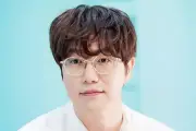 Sung Si Kyung Resmi Jadi Pembawa Acara Baru Program Musik KBS2 The Seasons