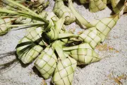 Tips Menghangatkan Ketupat Agar Tak Cepat Basi, Tetap Awet dan Lezat