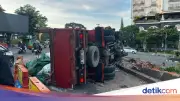 Truk Pengangkut Pakan Ternak Terguling di Bogor, Muatan Berserakan di Jalan