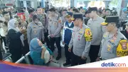 Wakapolri Pastikan Kelancaran Mudik di Pelabuhan Bakauheni, Bagikan Bingkisan