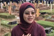 Yura Yunita Tumpah Air Mata Kenang Mimpi Haji Bersama Almarhum Vidi Aldiano