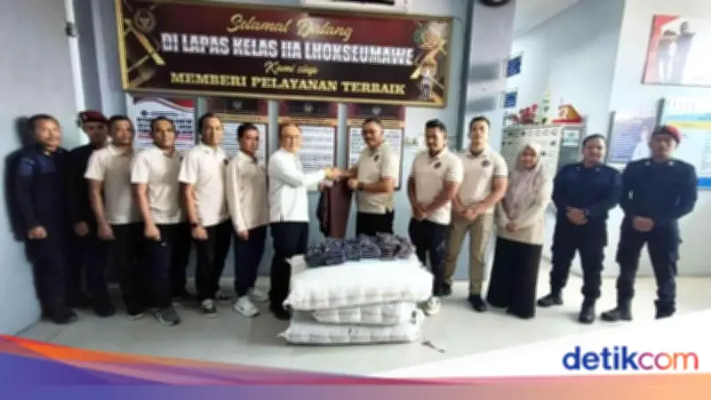 10.235 Hijab Pesanan Menimipas dari Lapas Cirebon Dikirim untuk Korban Bencana Aceh