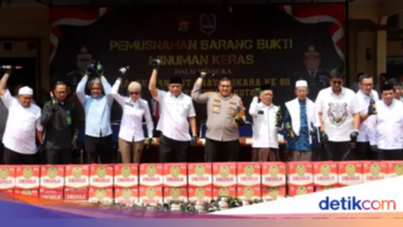 17.618 Botol Miras Ilegal di Serang Dimusnahkan Polresta