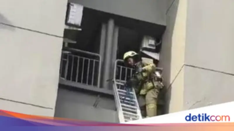 22 Mobil Damkar Dikerahkan Padamkan Kebakaran Apartemen Tanjung Duren