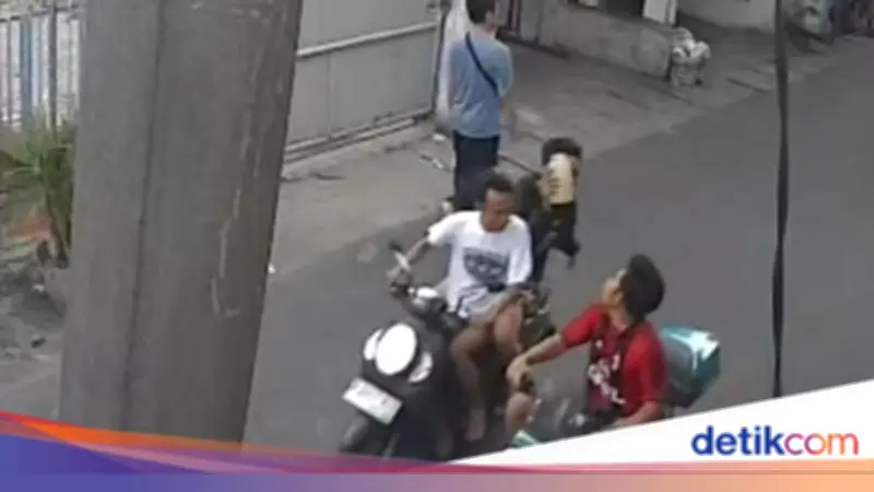 4 Fakta Pria Disiram Air Keras saat Naik Motor Listrik di Jakbar