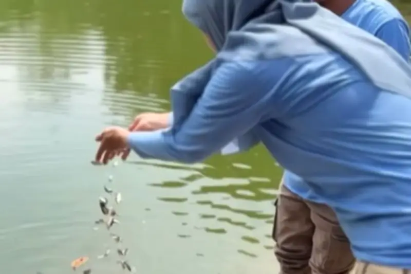 40 Hari Wafat Vidi Aldiano, Keluarga dan Vidiis Tebar Ribuan Ikan di TPU Tanah Kusir