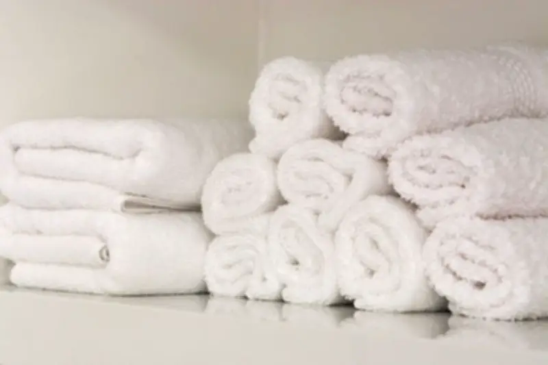 5 Kebiasaan Mencuci Handuk yang Bikin Kusam dan Bau Tak Sedap