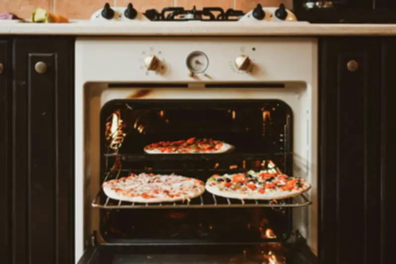 7 Kebiasaan Sepele yang Ternyata Bisa Merusak Oven di Dapur Anda